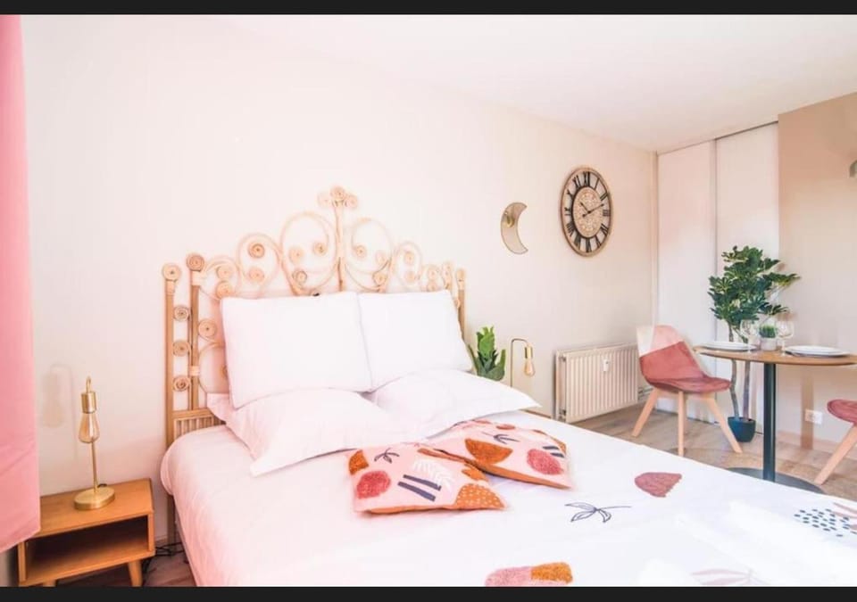 Bed, Living room, Photo of the whole room, Seating area, Dining area, Bedroom, towels, wardrobe