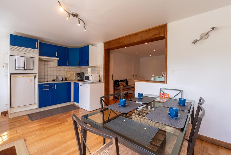 Property building, Kitchen or kitchenette, Living room