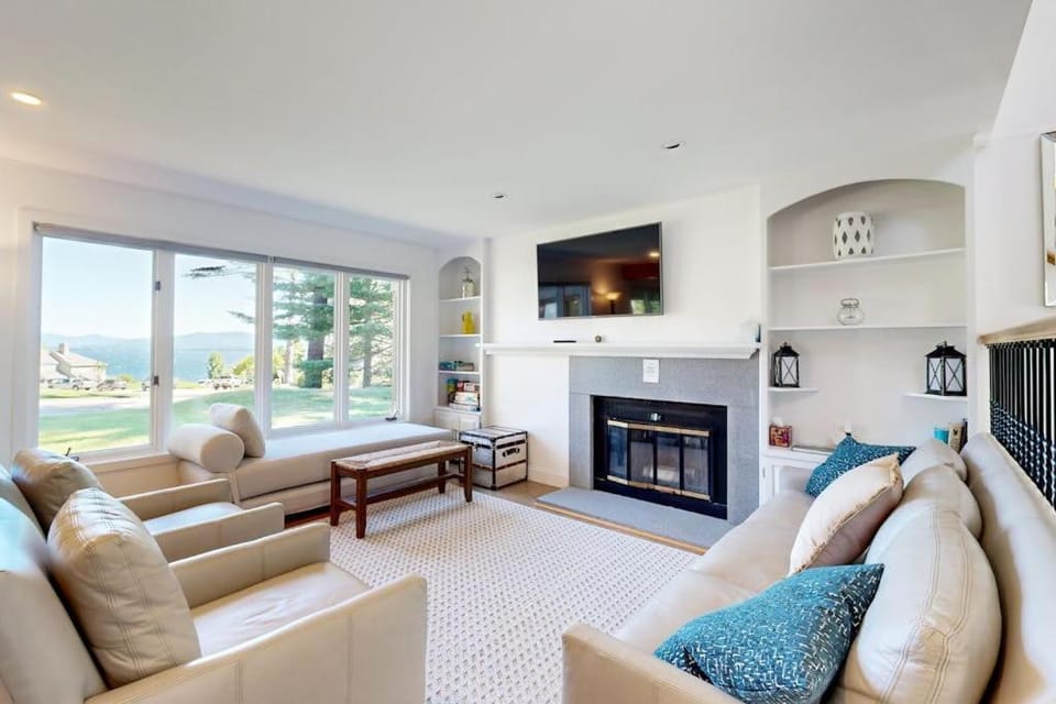 Lakeshore Retreat House in Gilford
