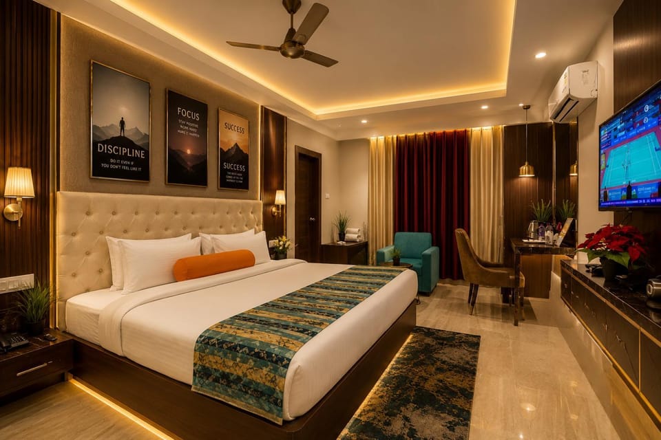 Bed, TV and multimedia, Photo of the whole room, Seating area, Bedroom