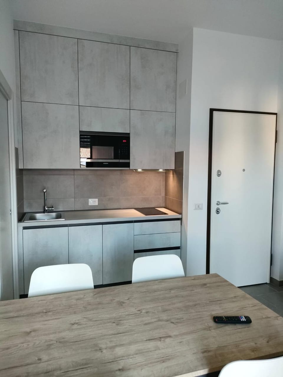 Kitchen or kitchenette, minibar, stove