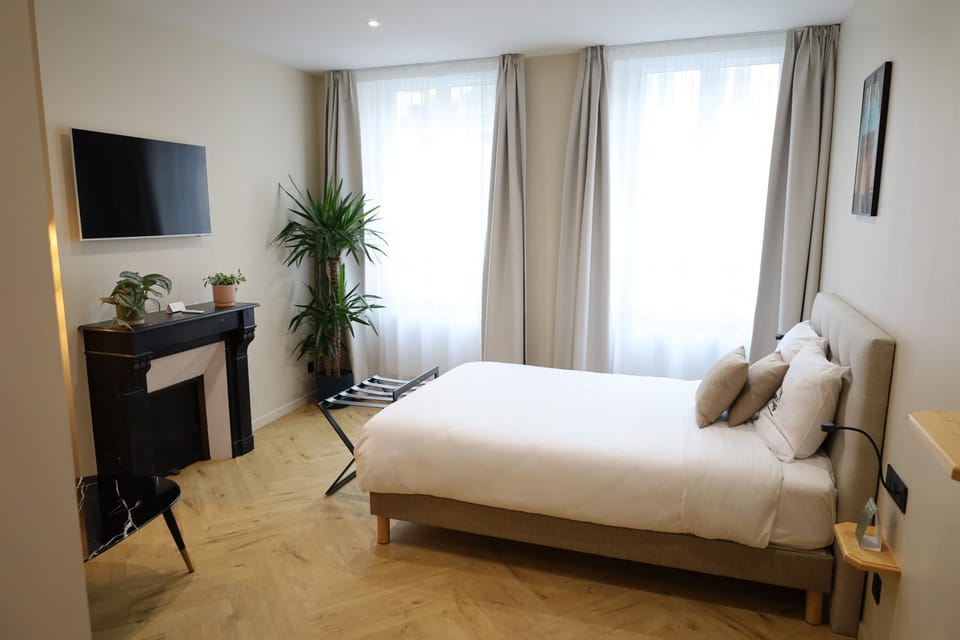 Bed, Photo of the whole room, Decorative detail, Bedroom