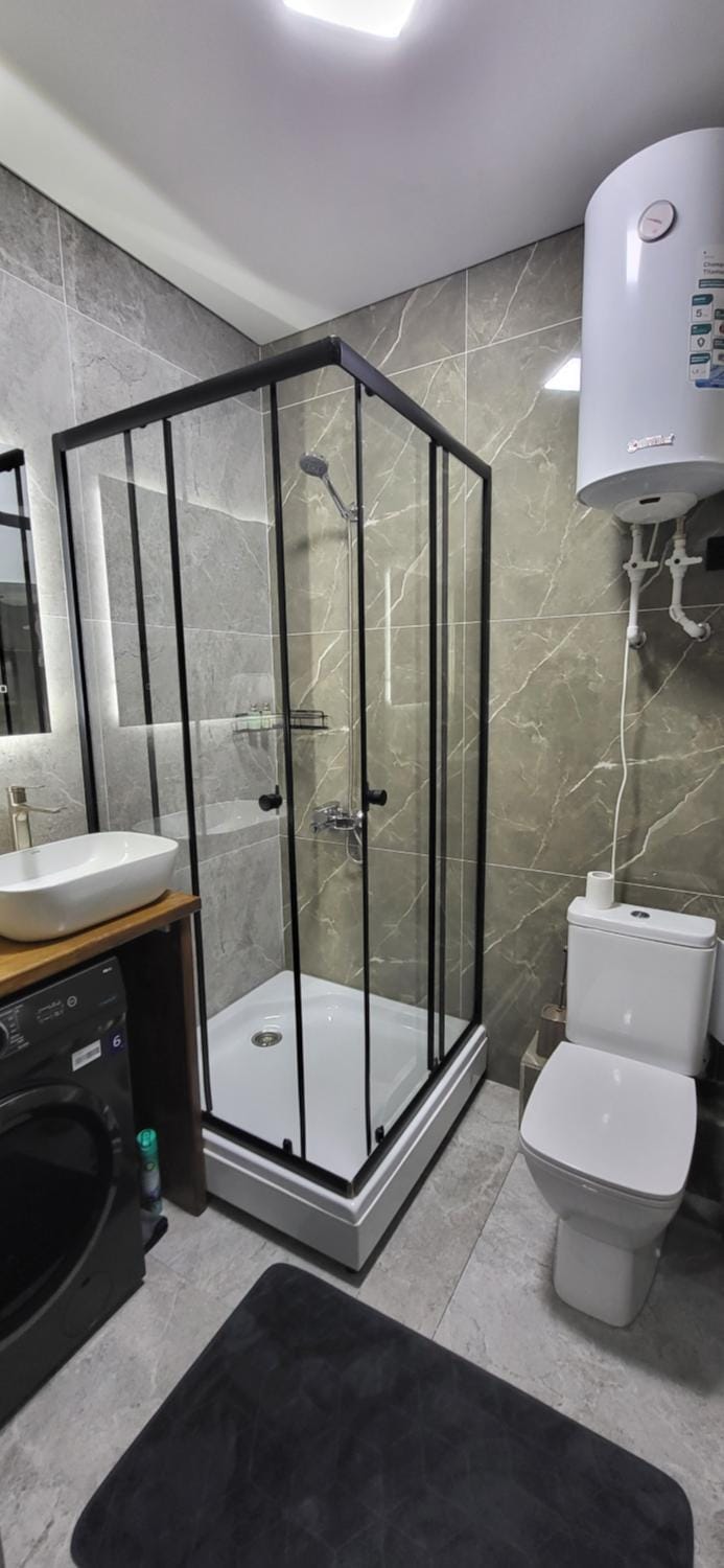 Shower, Toilet