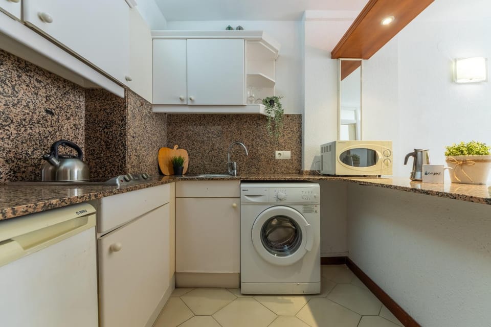 Kitchen or kitchenette, minibar, washing machine