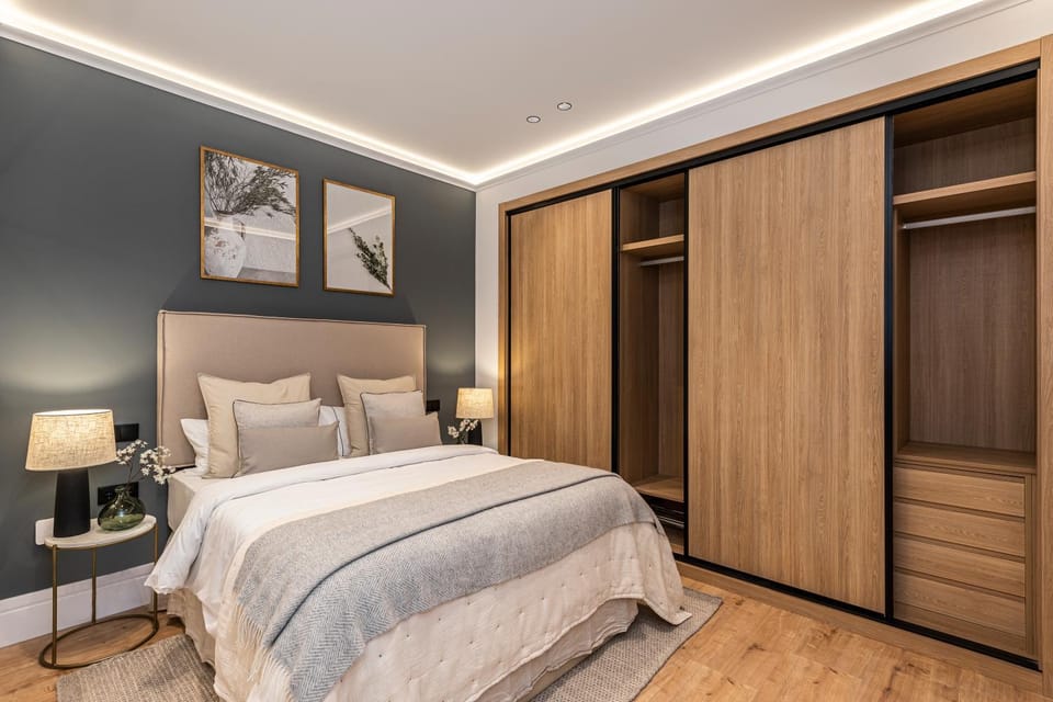 Bed, Photo of the whole room, wardrobe