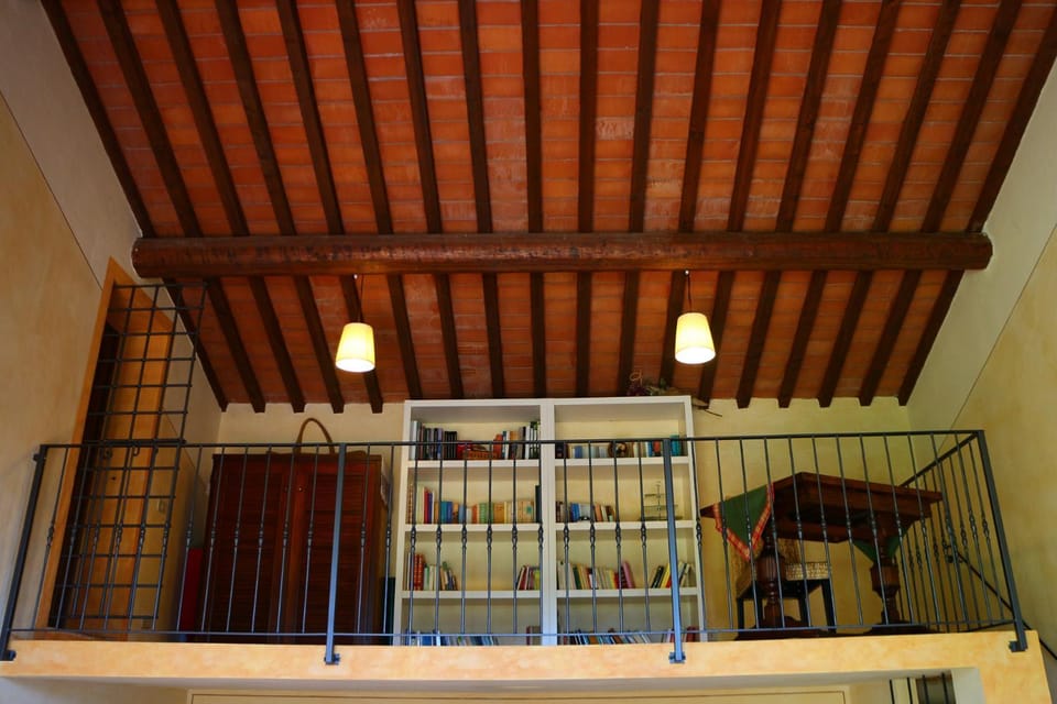 Photo of the whole room, Decorative detail