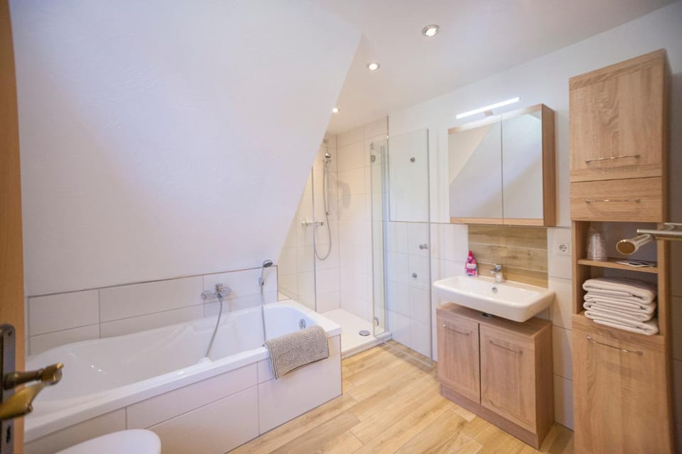 Shower, Toilet, Bathroom, Bath