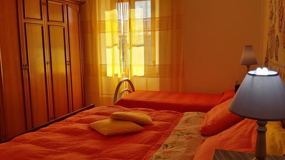 Photo of the whole room, Decorative detail