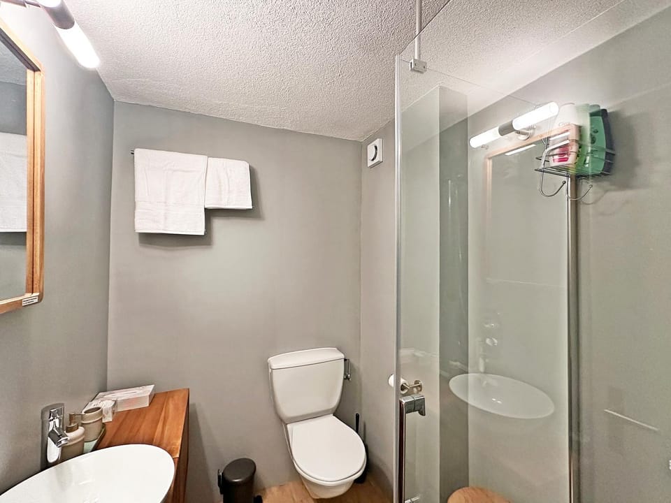 Shower, Toilet, Bathroom, towels