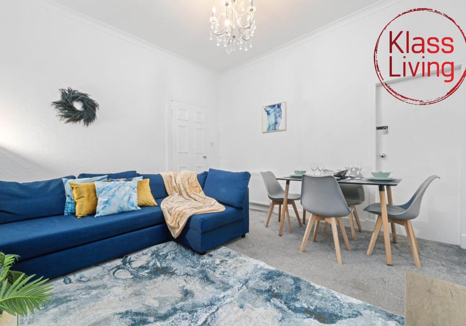 TV and multimedia, Living room, Decorative detail, Seating area, Dining area, Guests, group of guests, Family