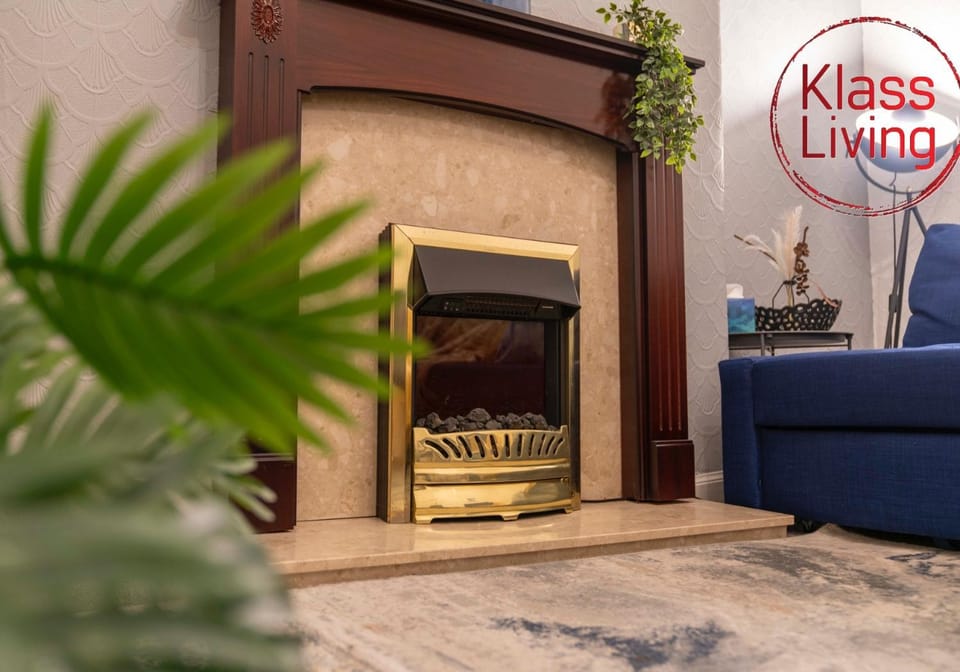 TV and multimedia, Living room, Decorative detail, Seating area, Dining area, Guests, group of guests, Family