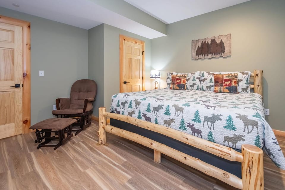 Bed, Seating area, Bedroom, furniture