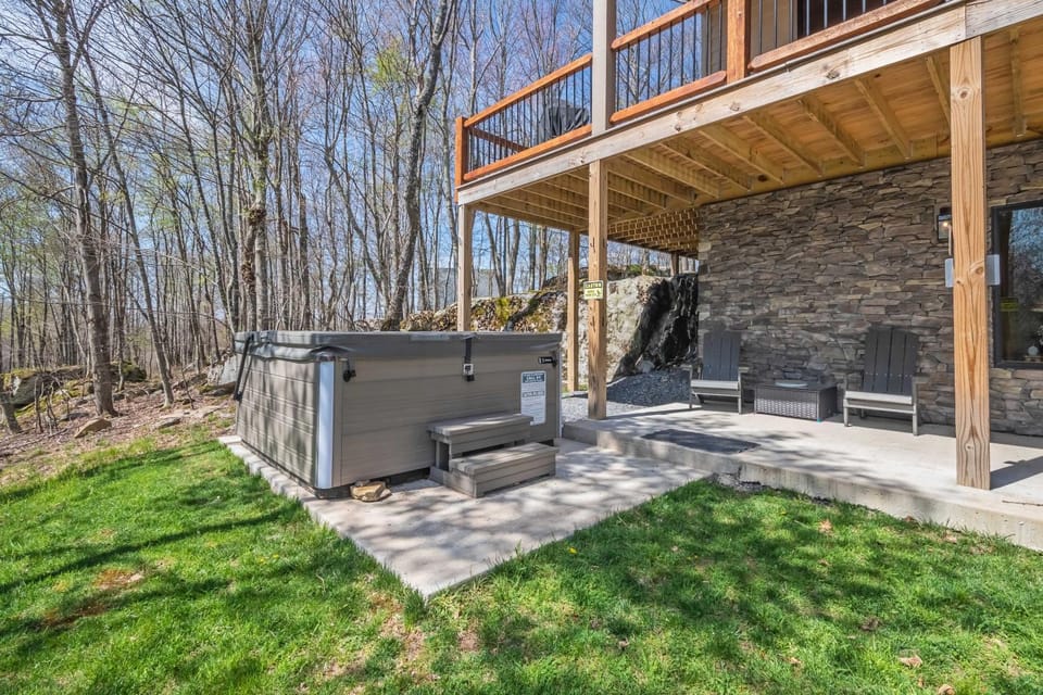Property building, Natural landscape, Hot Tub, Balcony/Terrace, Garden view