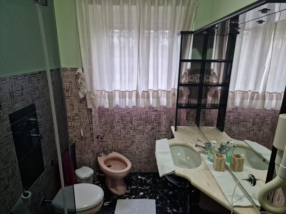 Shower, Toilet, Bathroom, bidet, towels