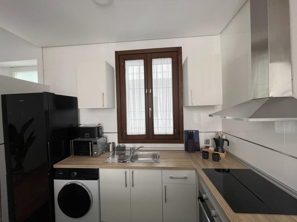 Coffee/tea facilities, Kitchen or kitchenette, minibar, stove, toaster, washing machine, kitchen