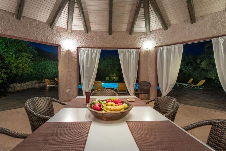 BBQ facilities, Dining area, Pool view, kitchen