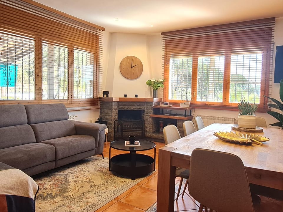TV and multimedia, Living room, Seating area, Dining area