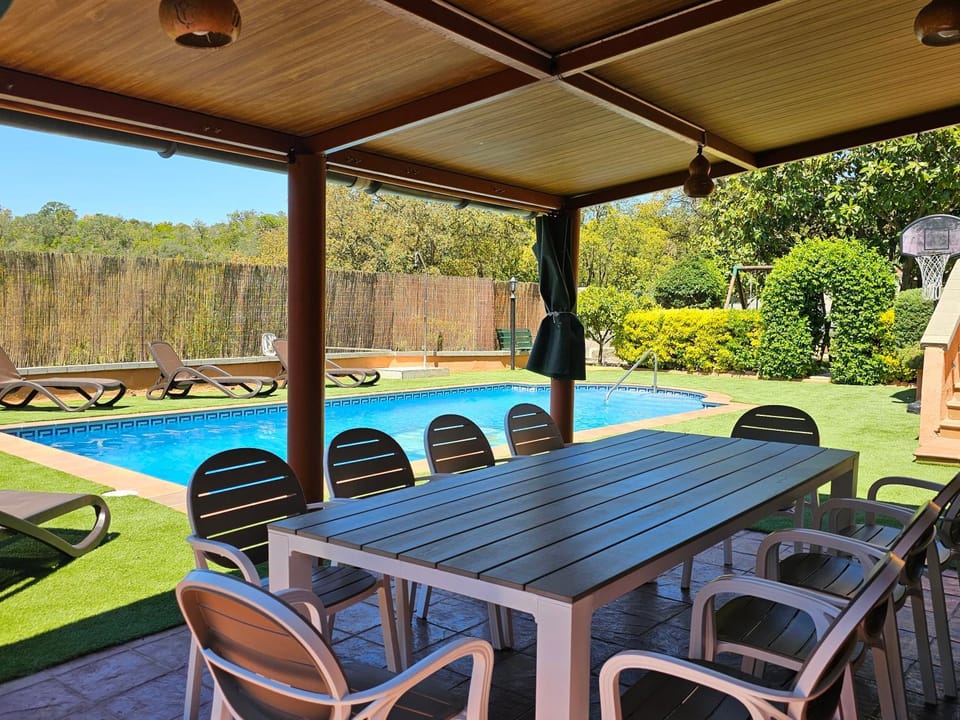 Dining area, Pool view, Swimming pool, sunbed
