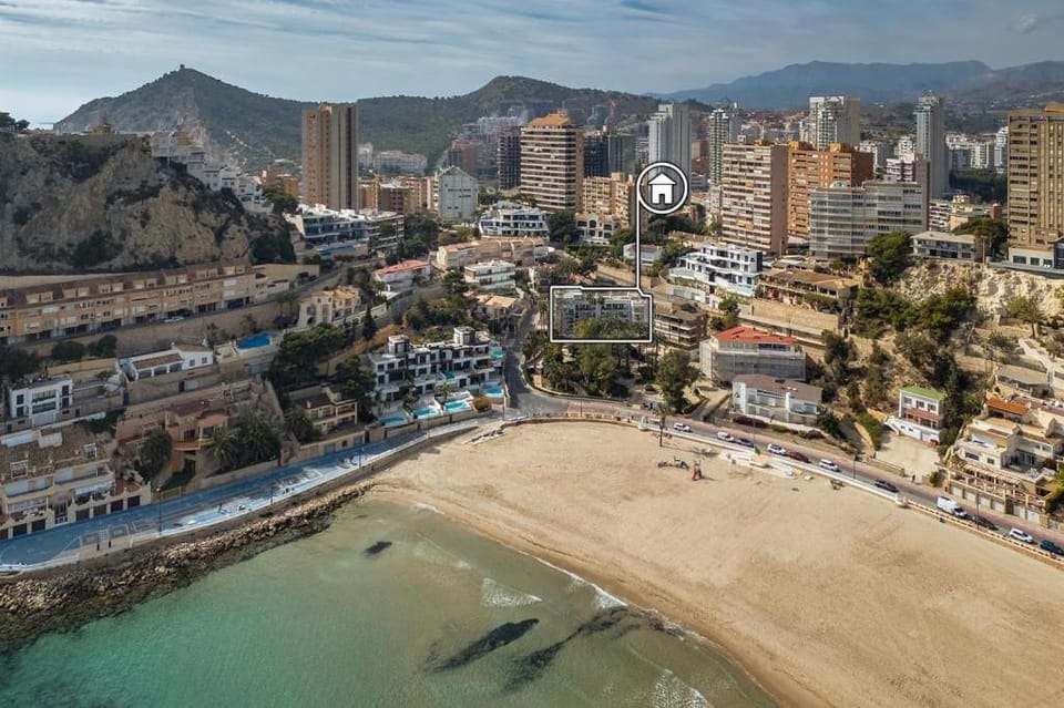 Property building, Nearby landmark, Day, Neighbourhood, Natural landscape, Bird's eye view, Beach, City view, Mountain view, Sea view, Location