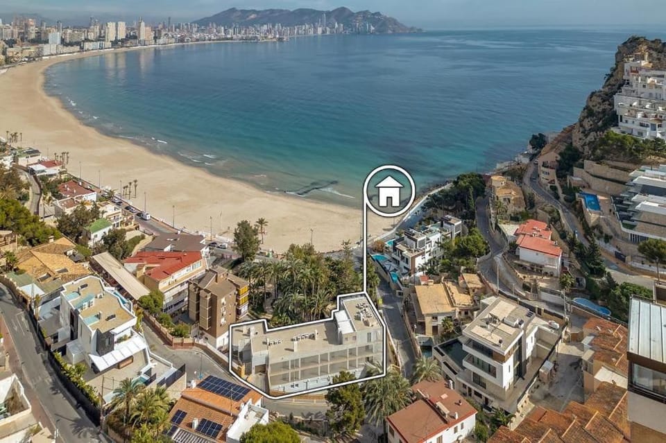Property building, Nearby landmark, Day, Neighbourhood, Natural landscape, Bird's eye view, Beach, City view, Sea view, Location