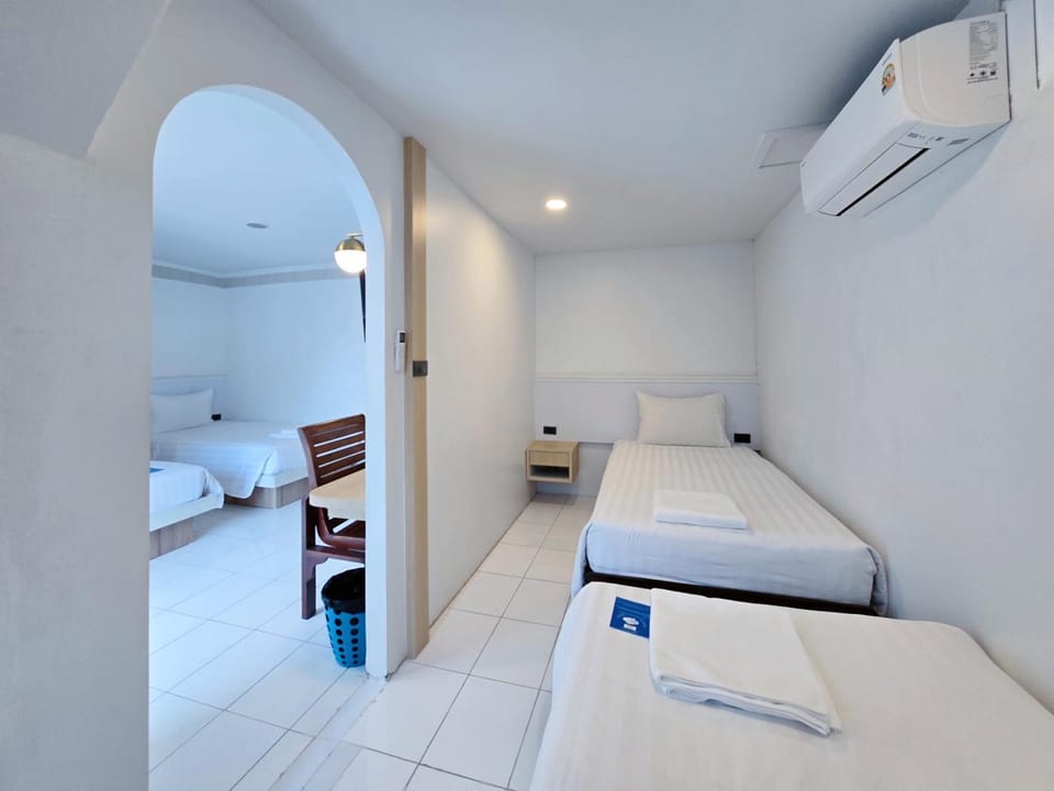 Bed, TV and multimedia, Photo of the whole room, Bedroom, towels, air conditioner