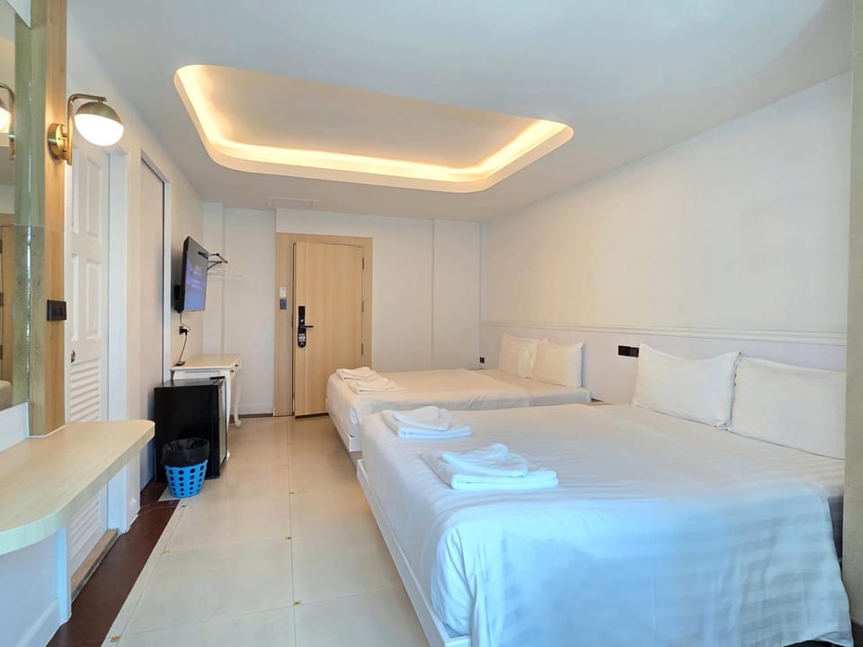Bed, TV and multimedia, Photo of the whole room, Bedroom, towels, wardrobe, air conditioner