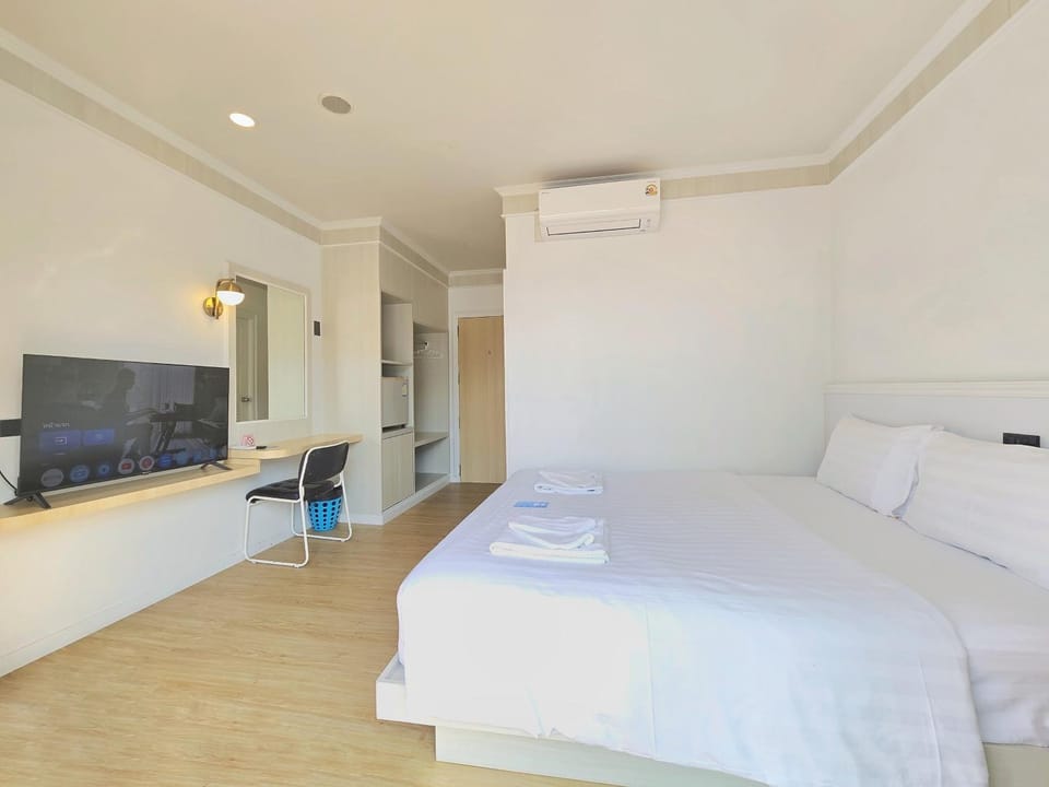 Bed, TV and multimedia, Photo of the whole room, Bedroom, towels, air conditioner