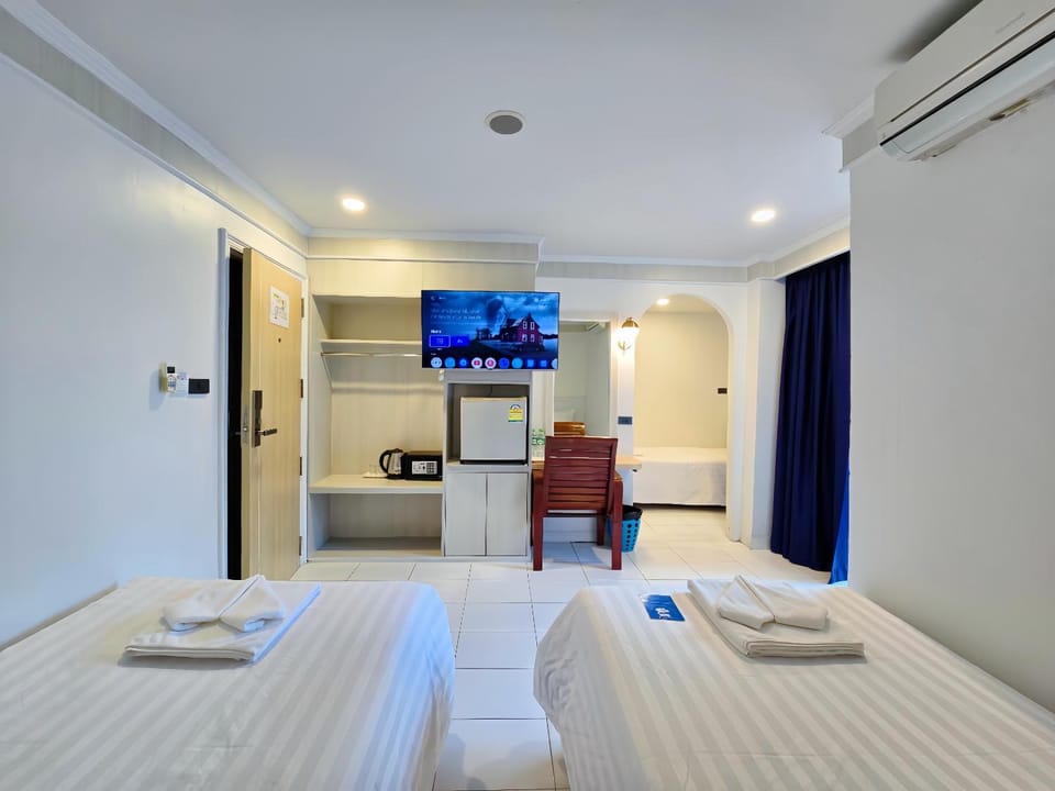 Bed, TV and multimedia, Photo of the whole room, Bedroom, towels, air conditioner