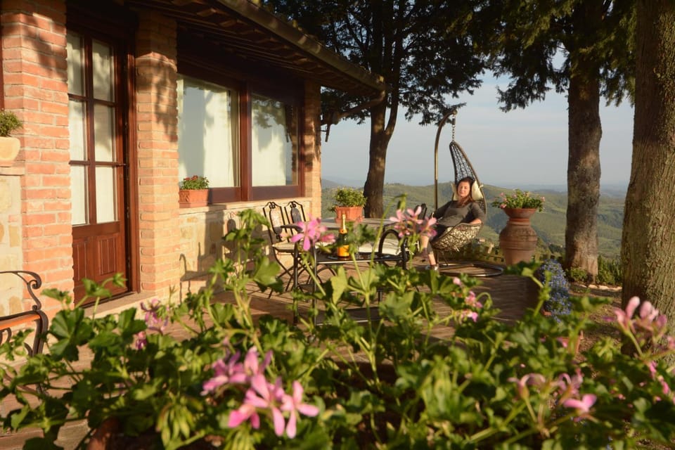 Facade/entrance, Balcony/Terrace, Lake view, Italian breakfast, American breakfast