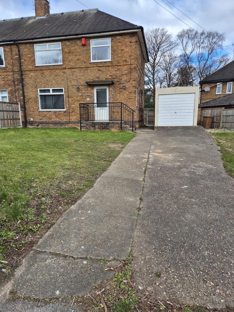 Perry House! sleeps 7,ideal for contractors & business stays, large driveway with van & car parking House in Nottingham
