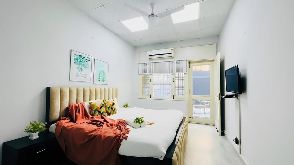 Bed, TV and multimedia, Photo of the whole room, Bedroom, fireplace, air conditioner