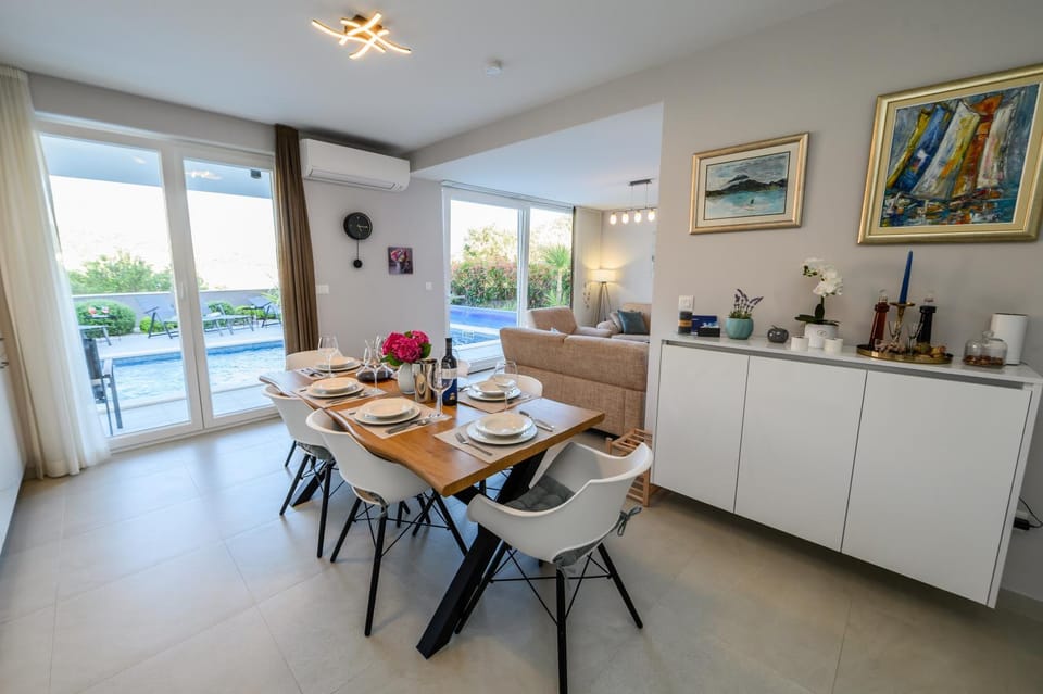Luxury apartment Perla in Villa with heated pool Apartment in Split-Dalmatia County