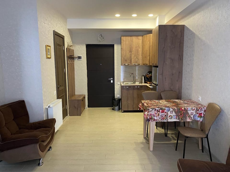 Kitchen or kitchenette, Dining area, stove