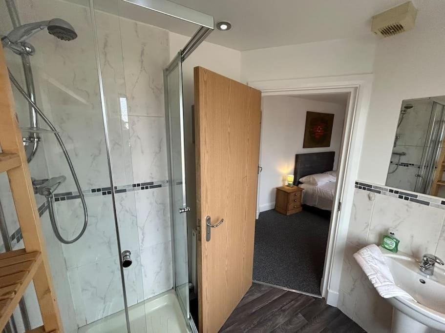 Spacious 2 Bed 2 Shower Apartment Apartment in Crewe