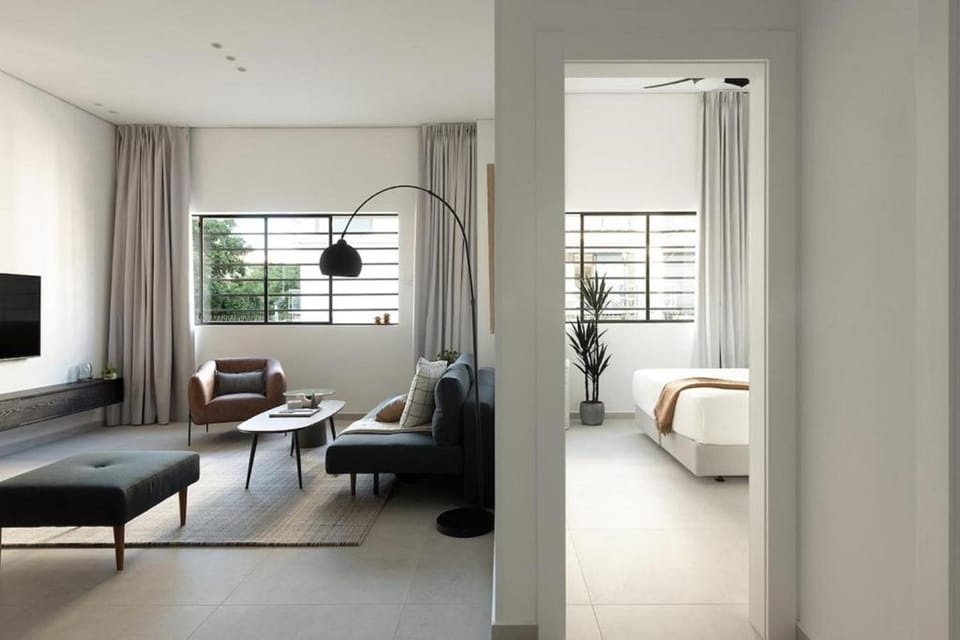 Bed, TV and multimedia, Living room, Photo of the whole room, Seating area, Bedroom