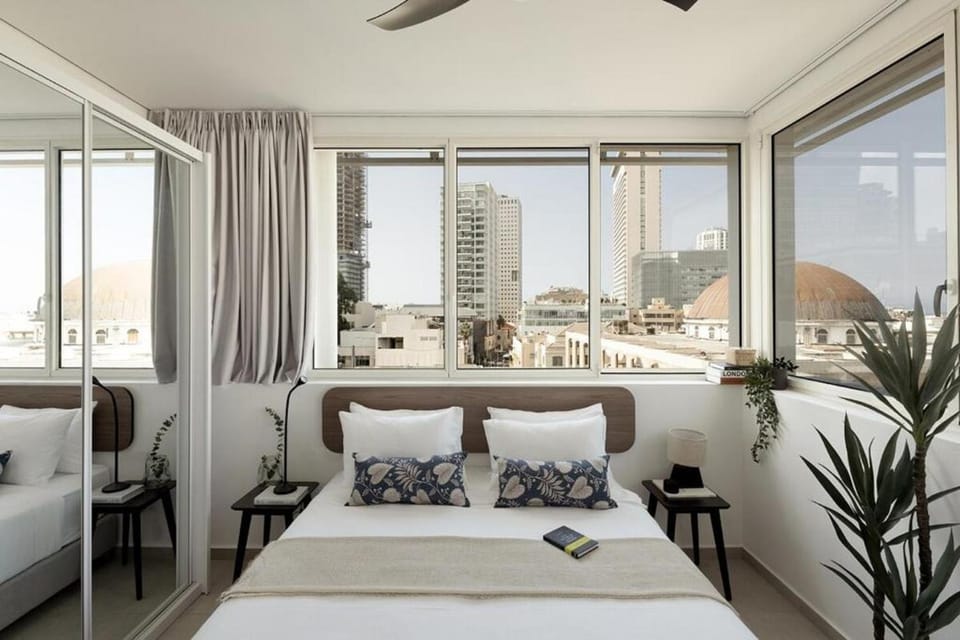 Bed, View (from property/room), Balcony/Terrace, Photo of the whole room, Bedroom, City view, fireplace, air conditioner