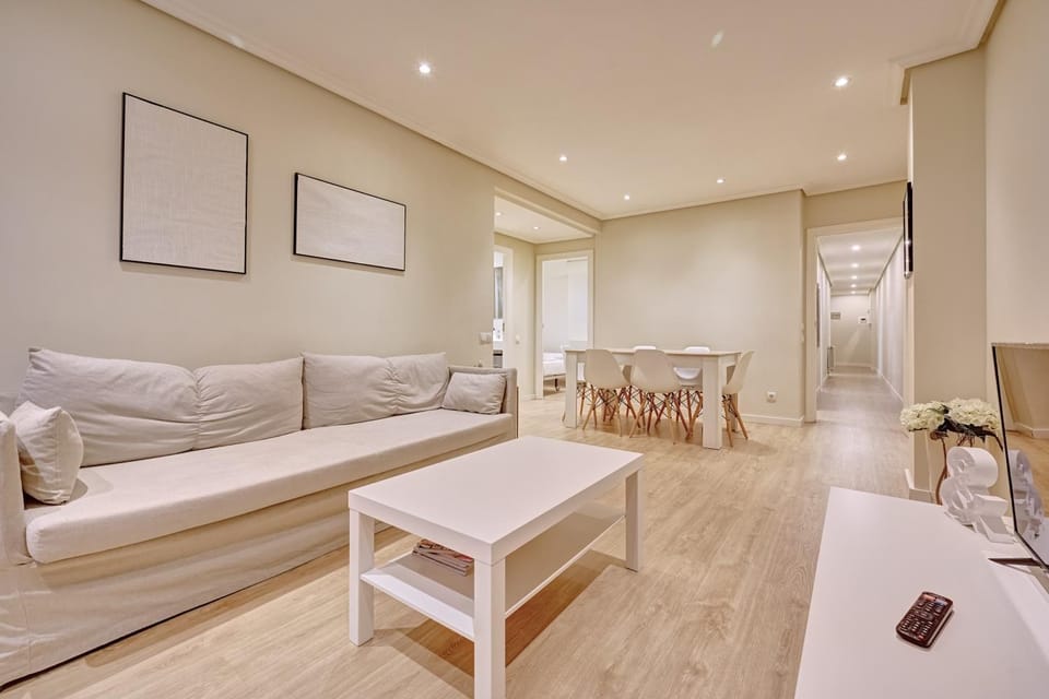 TV and multimedia, Living room, Seating area, Dining area