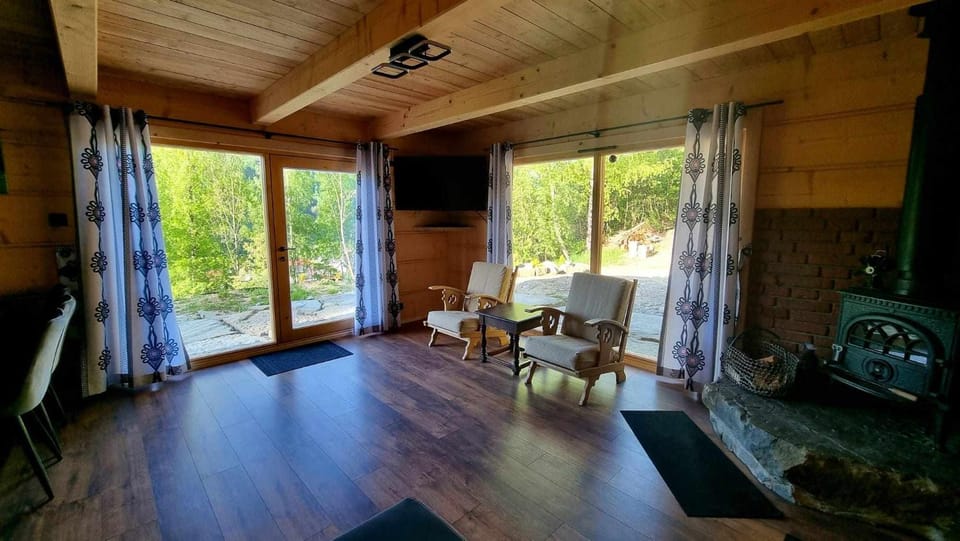 Communal lounge/ TV room, TV and multimedia, Living room, Seating area, Evening entertainment