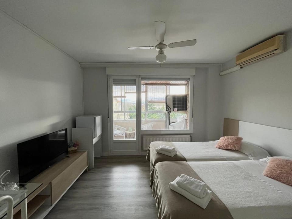 Pensión Luzía - Optional Auto Check-in Bed and Breakfast in Pamplona