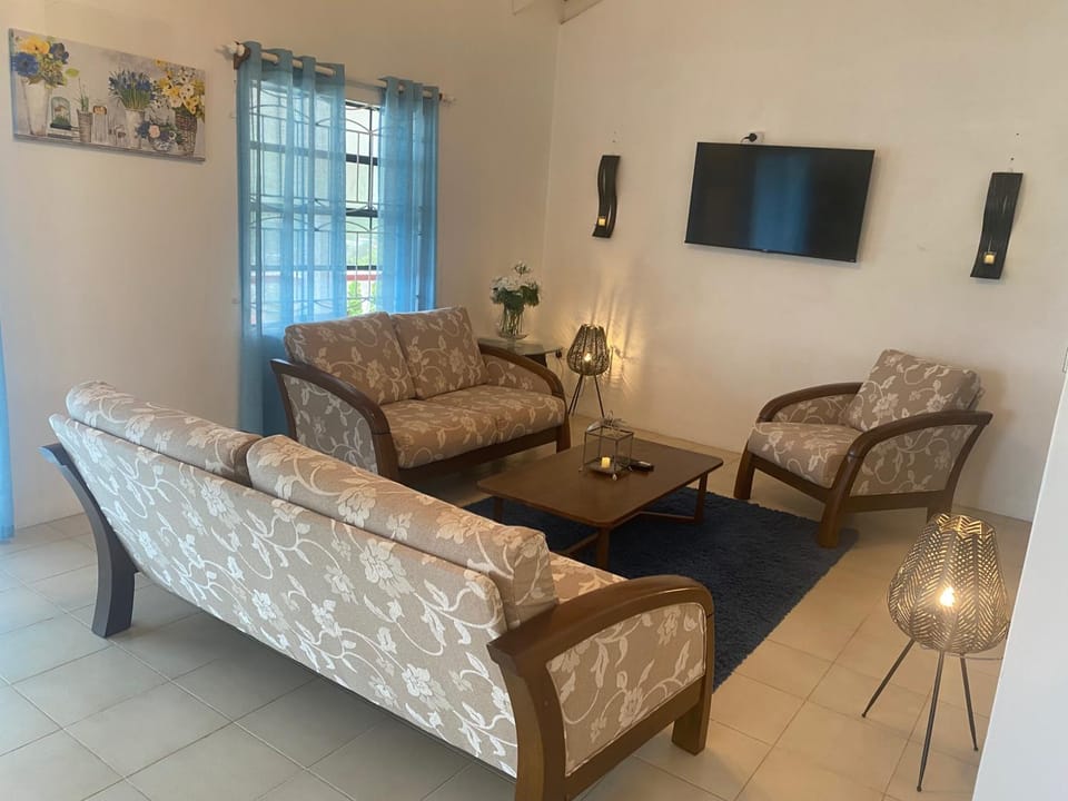 Immaculate 3 Bed Villa Overlooking Admiralty Bay House in Caribbean