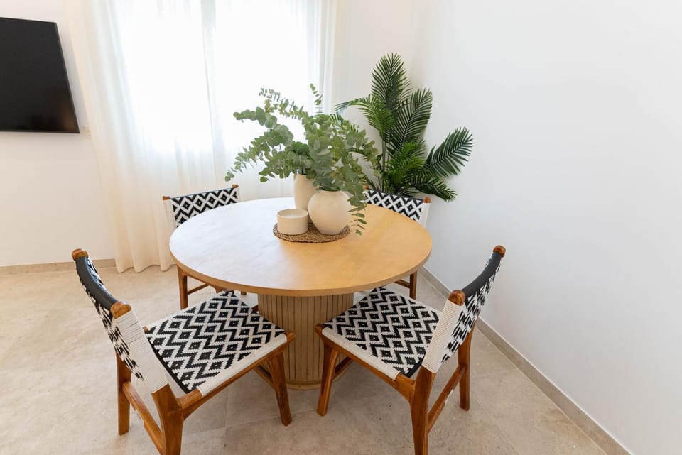 TV and multimedia, Living room, Seating area, Dining area