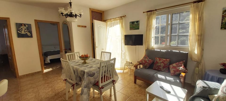 TV and multimedia, Living room, Seating area, Dining area