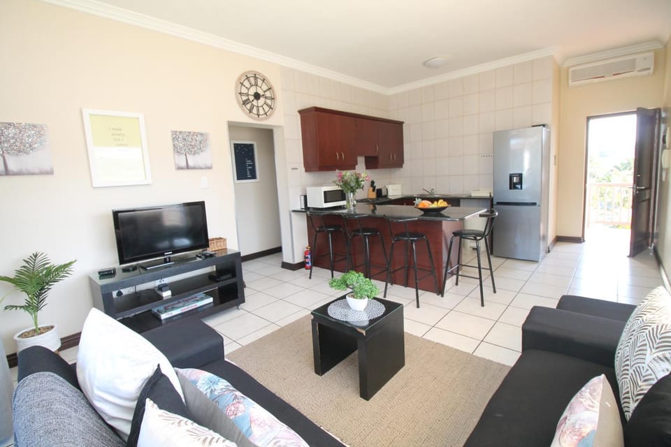 Kitchen or kitchenette, Living room, Seating area