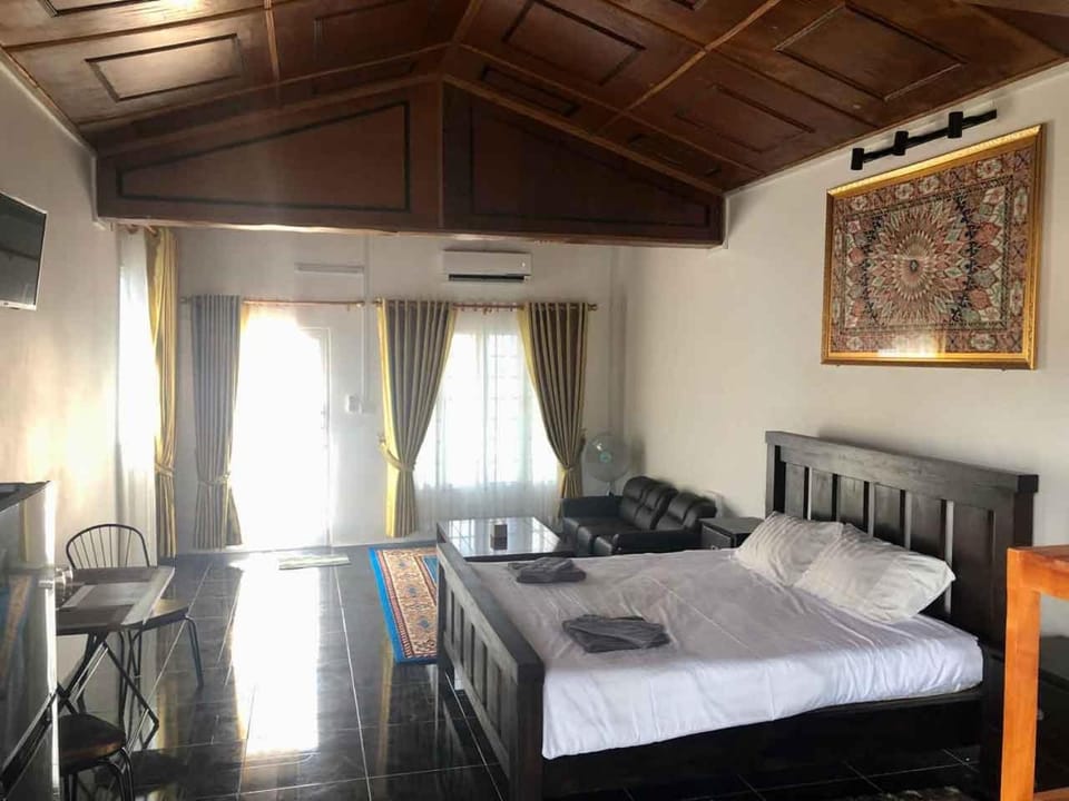 Bed, Living room, Photo of the whole room, Seating area, Bedroom, towels
