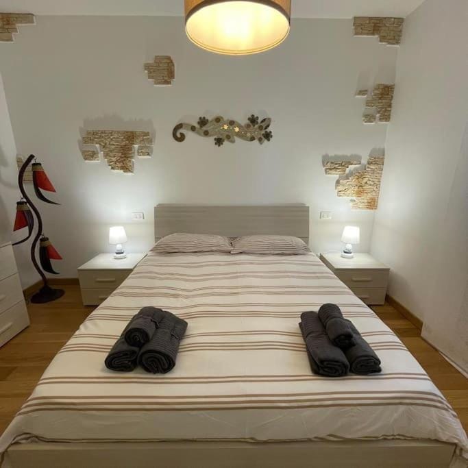 Bed, towels
