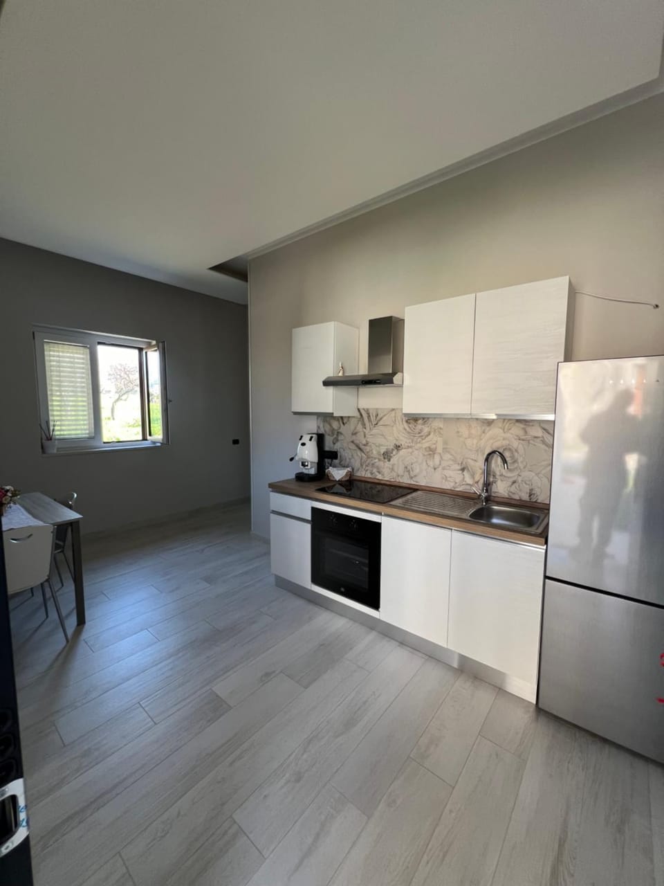 Coffee/tea facilities, Kitchen or kitchenette, stove