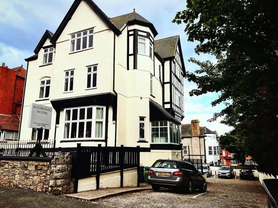 Property building, Day, Neighbourhood, Street view, Location, Parking