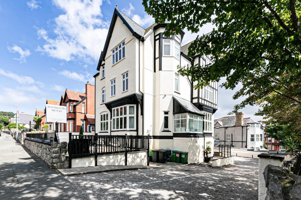 Property building, Day, Street view, Location
