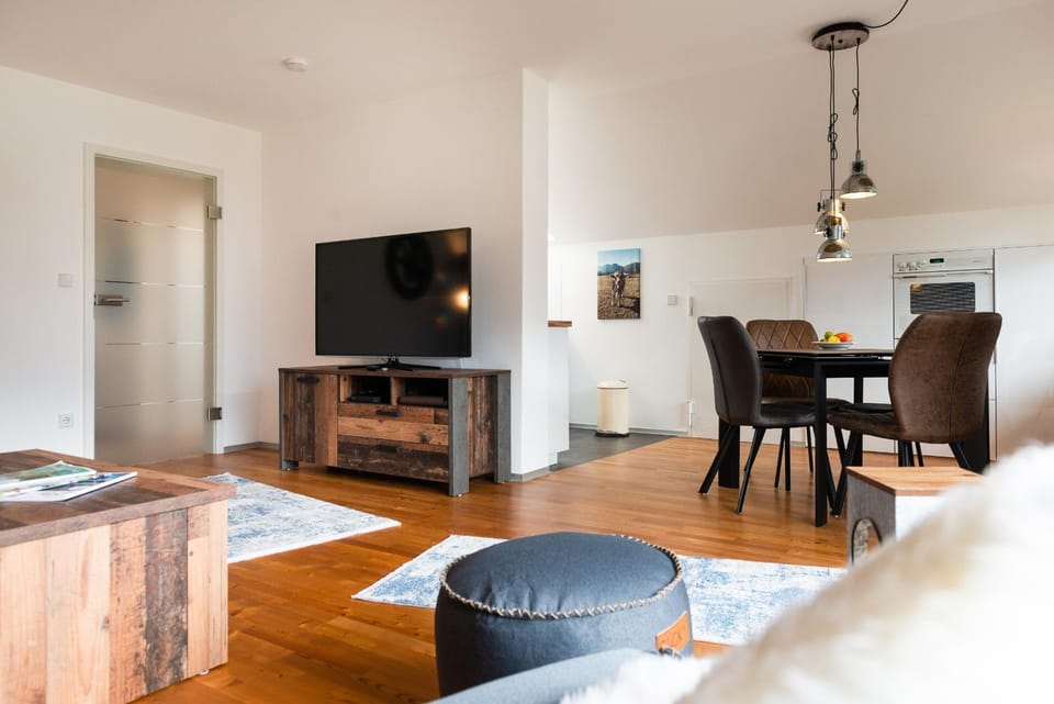TV and multimedia, Living room, Seating area, Dining area