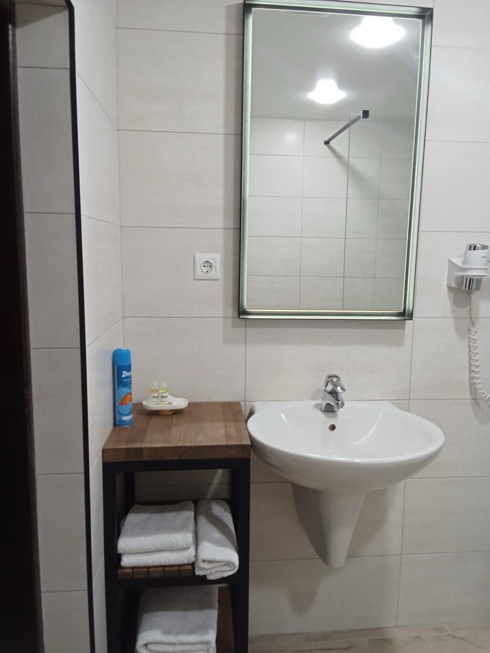 hair dryier, towels